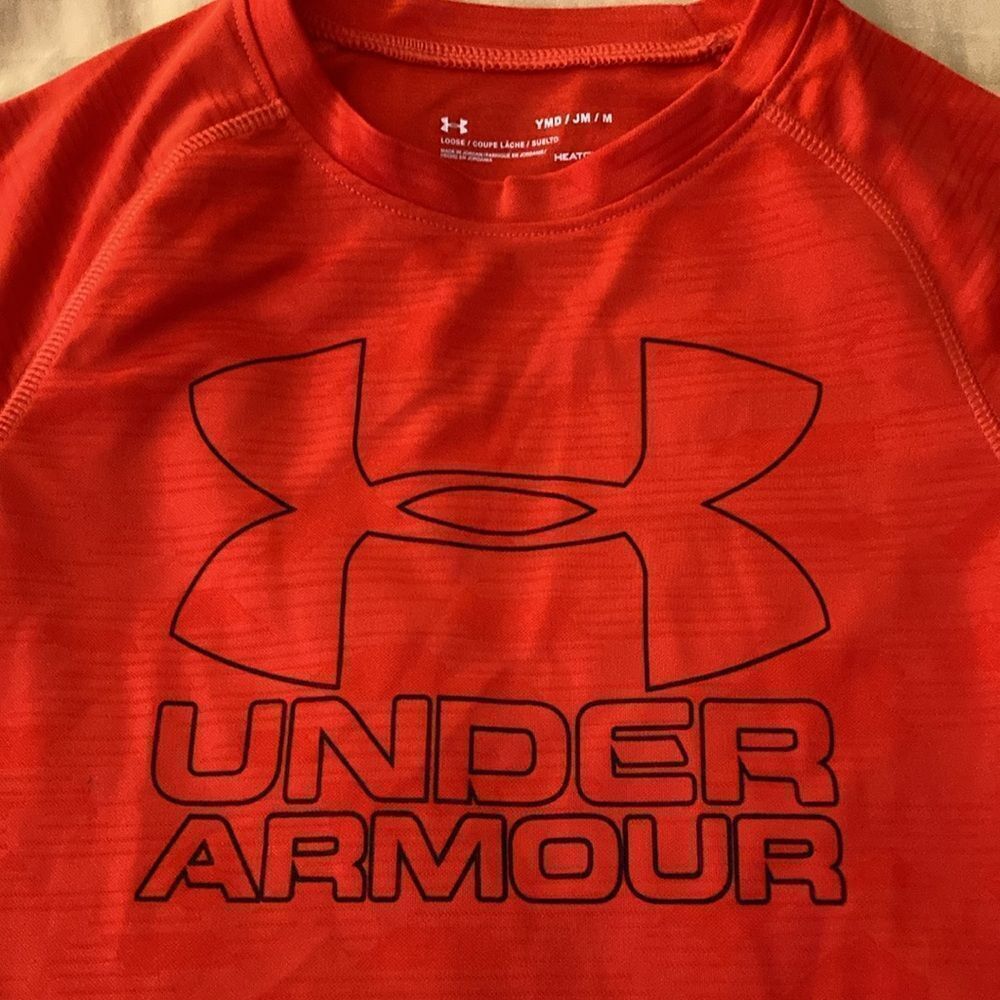 Under Armour NWOT Boys Short Sleeve Training T Shirt in Red/Black. Size Medium.